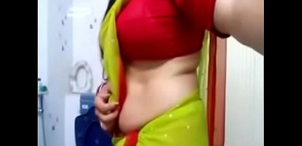  Desi bhabhi hot side boobs and tummy view in blouse for boyfriend